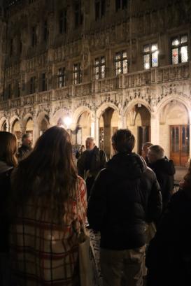 Foto van Frank Scheelings die de St V wandeling geeft
